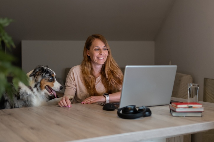 A woman training her dog with virtual classes